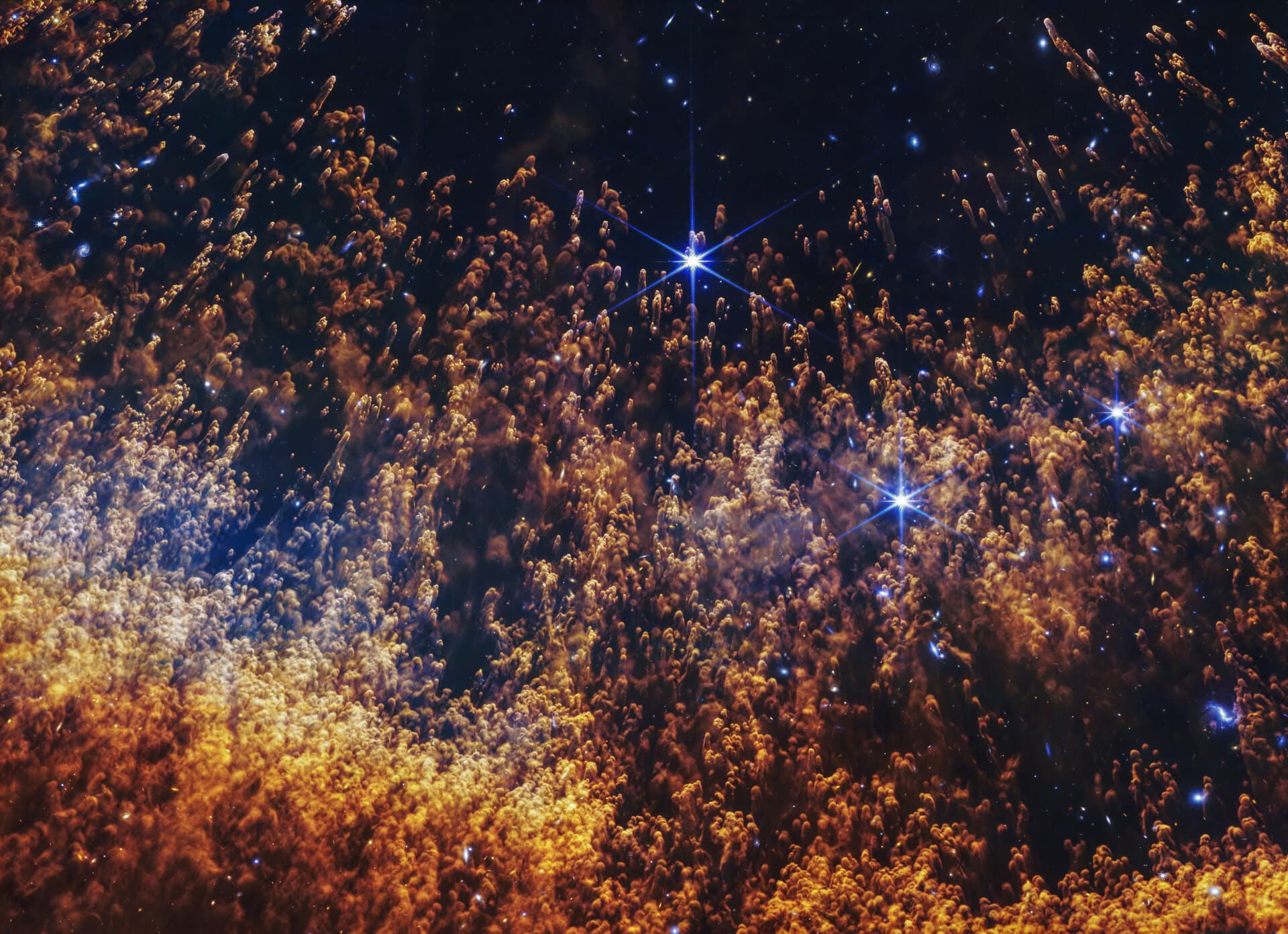 Webb near-infrared view of orange-gold comet-shaped knots along the Helix Nebula’s inner shell